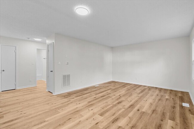 Photo - 718 Miles St