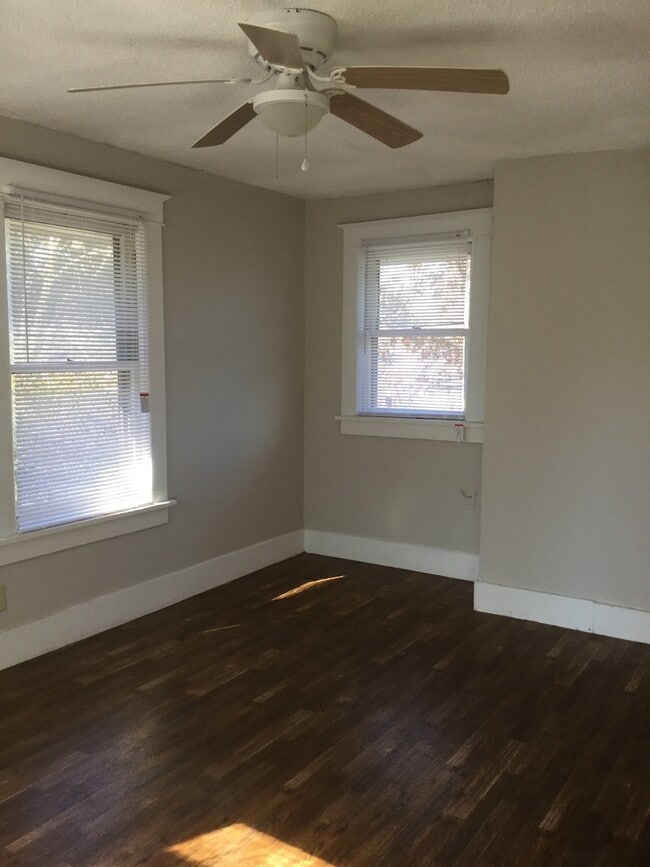 Photo - 1 Bedroom, 1 Bathroom Near UOM and Echles St