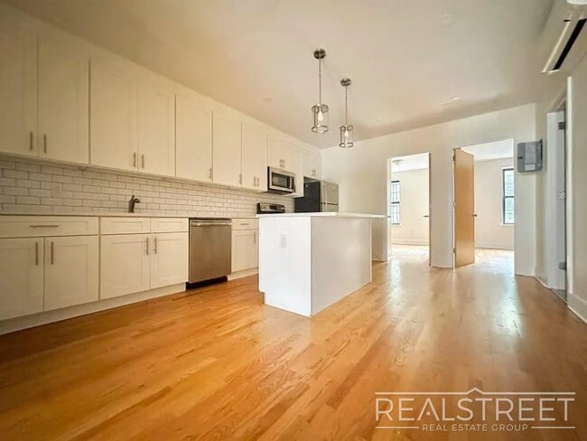 Building Photo - STUNNING 4 BEDROOM IN BRIGHT APARTMENT!