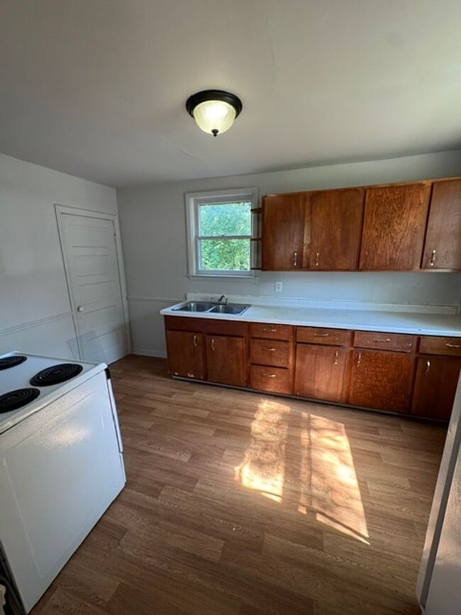 Photo - 1360 Huestis Ave