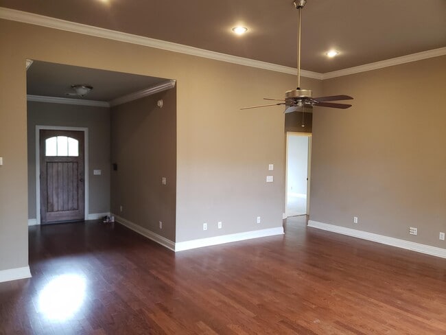 Photo - 310 Ashbrook Ln