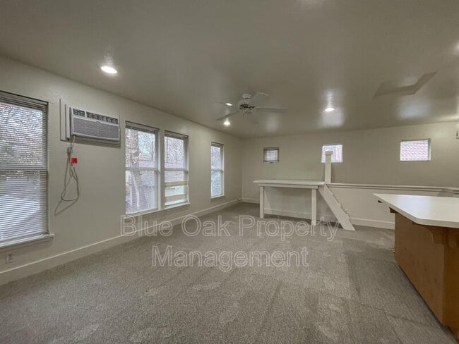 Photo - 568 E 4th St