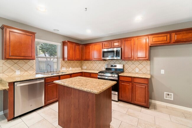 Photo - 19 Shimmer Pond Pl