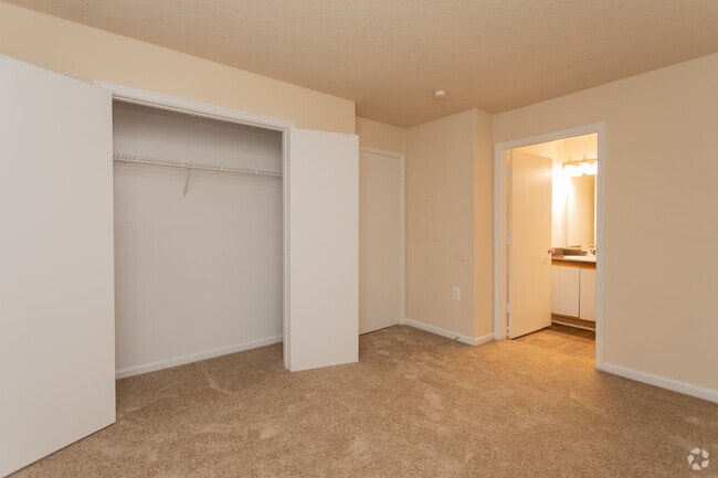 2BR, 2BA - 1049SF