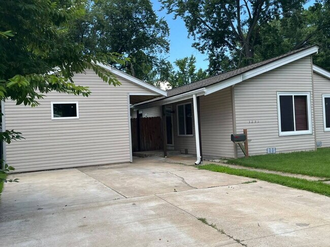 "Spacious 3 Bedroom/2 Bath Home in Florissant!"  Available for Move-In on 8/15/2026