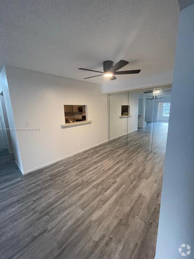 Building Photo - 454 N Laurel Dr Unit 1505 Rental