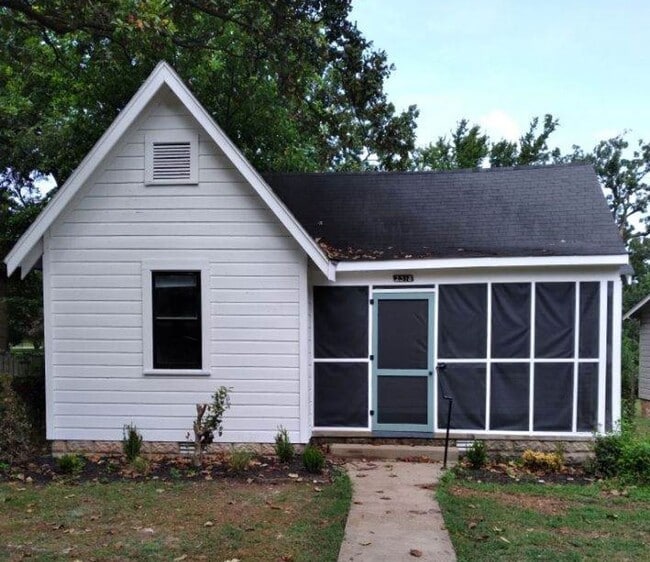 Building Photo - Renovated 3 Bedroom Park Hill Home