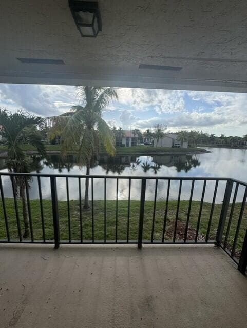 Building Photo - 1495 Lake Crystal Dr Unit G