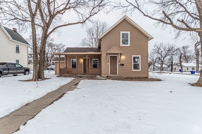 Building Photo - Newly Renovated Single Family Home