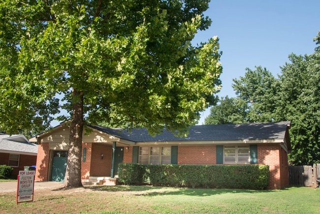 Building Photo - (3) Bed/(2) Bath in Core Norman! New photos coming soon!