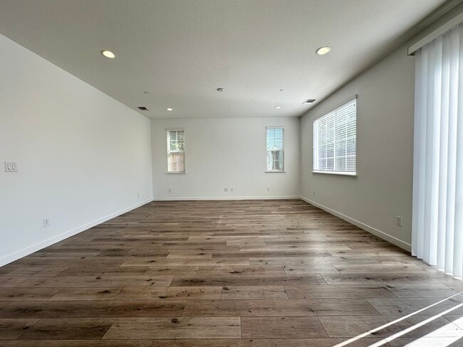 Photo - 1008 Oakbriar Cir