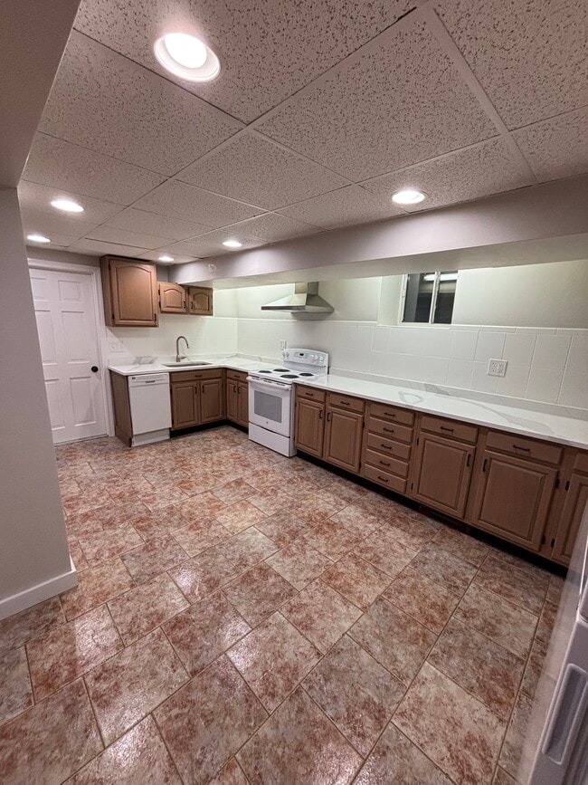 Building Photo - 215 Wheelock Ave Unit B