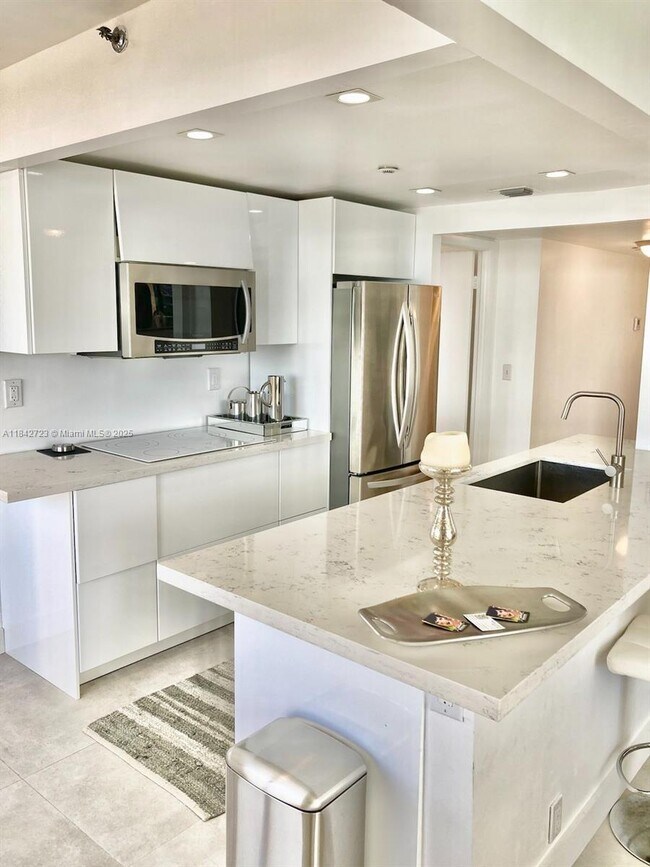Photo - 2555 Collins Ave Unidad PH214