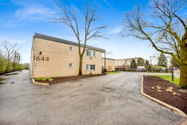 Building Photo - Chestnut Court Apartments
