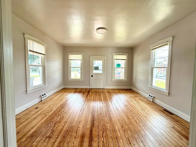 Photo - 37 N Kinzer Rd