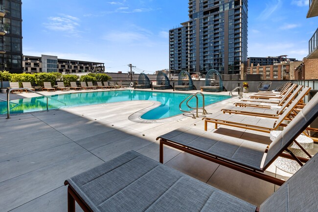 Poolside Lounge Space at The Mason Apartments in Chicago, IL 60607
