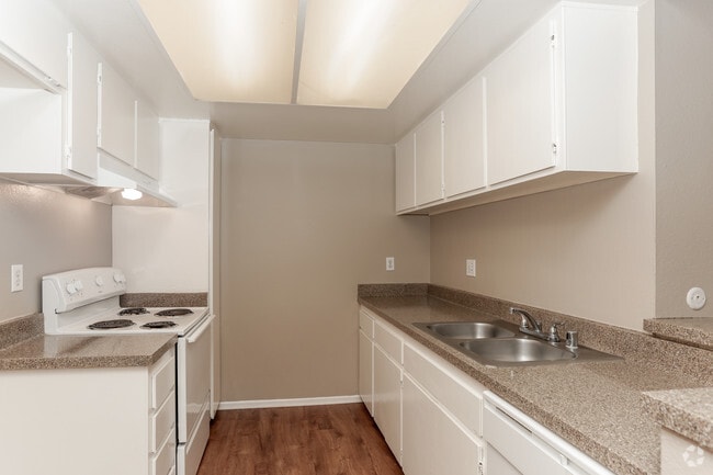 1BR, 1BA - 780 SF