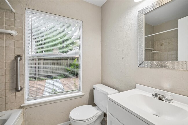 Building Photo - 2 Goldthread Ct