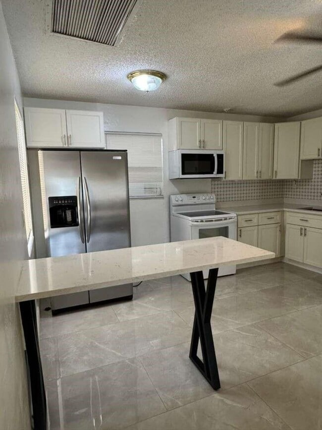Building Photo - 4350 NE 6th Ave Rental
