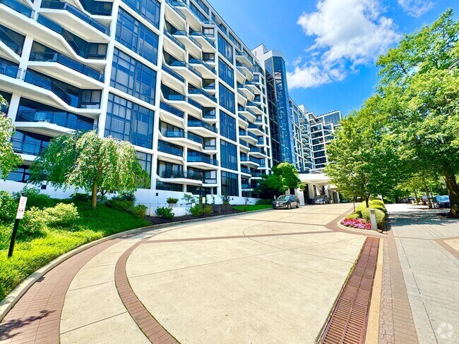 Building Photo - ARLINGTON CONDO - Sleek Sophistication Mee...