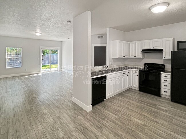 Photo - 1691 E Daulby St