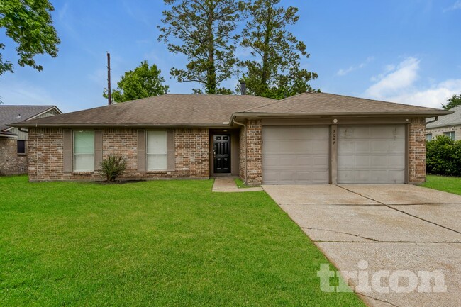 Building Photo - 2047 Lexington Woods Dr