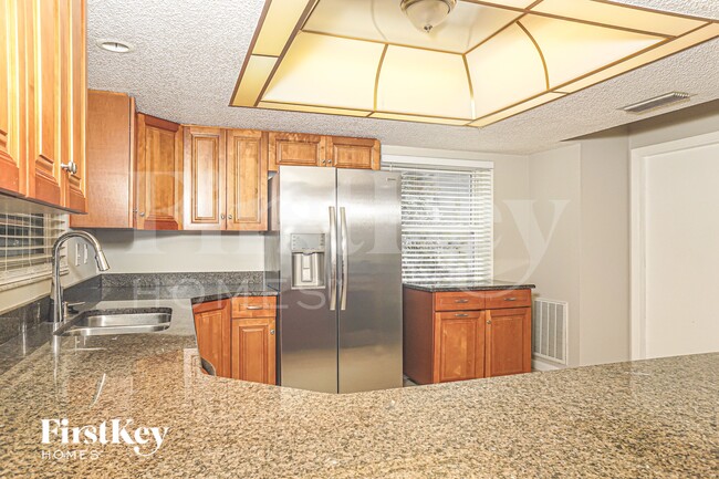 Photo - 833 Weeburn St