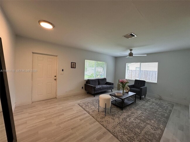 Building Photo - 1200 NW 3rd Ave Unit A