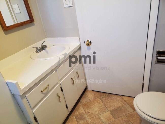 Photo - 720 IL-121
