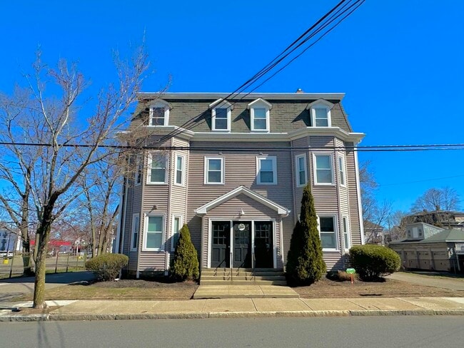 Building Photo - 26 Cherry St Unit 1