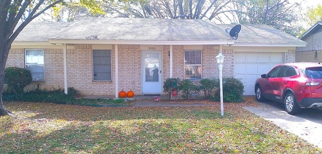 Building Photo - 3020 Montclair Pl