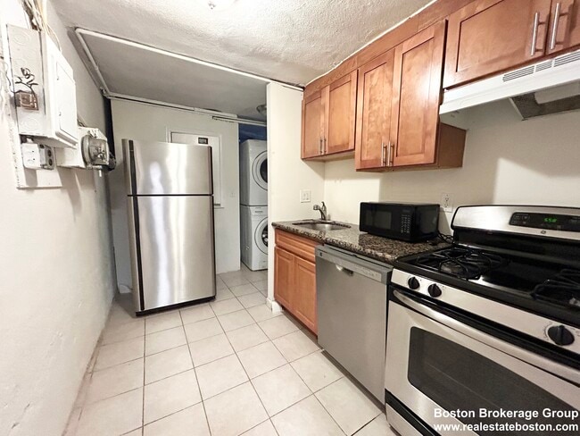 Building Photo - 81 Windsor St Rental