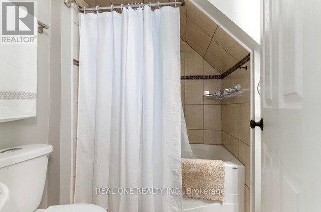 Photo - 118 Queen St S
