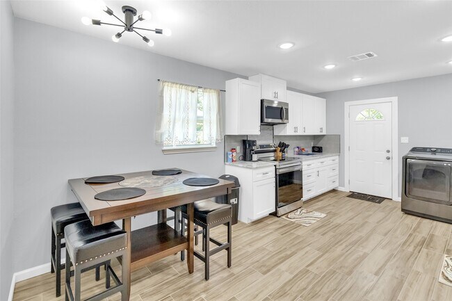 Photo - 5815 Schevers St