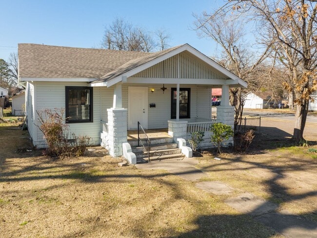 Building Photo - Freshly Updated 3 Bedroom House