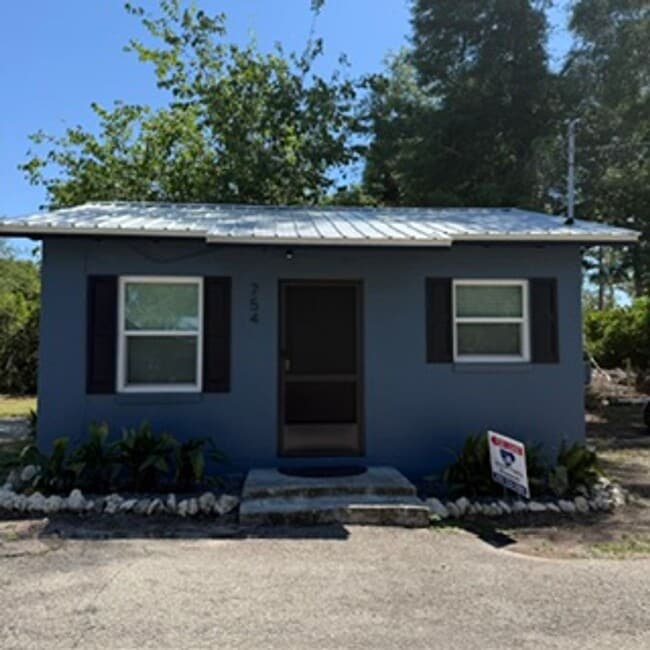 Building Photo - 1 Bedroom, 1 Bath Cottage