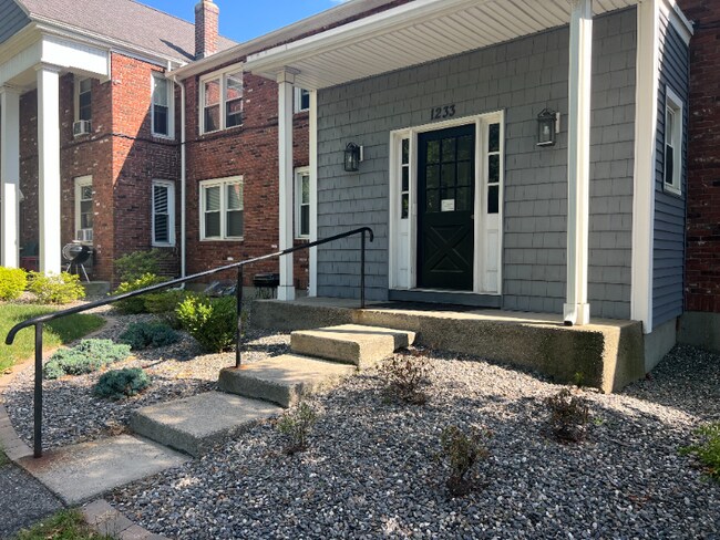 Building Photo - 1233 Main St Rental