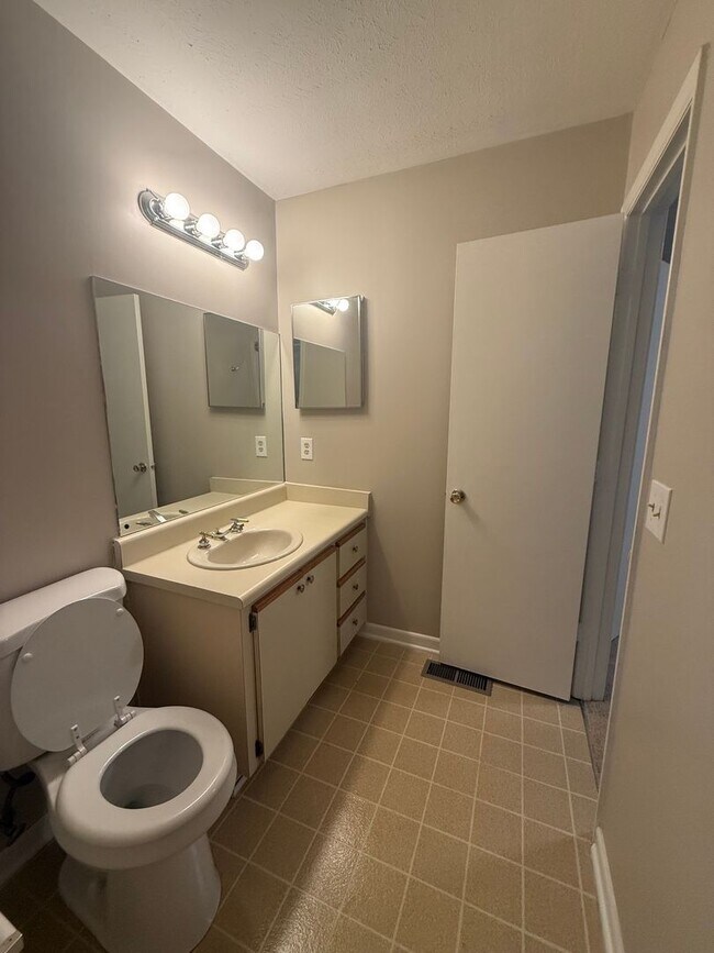 Photo - 28 Summercreek Dr