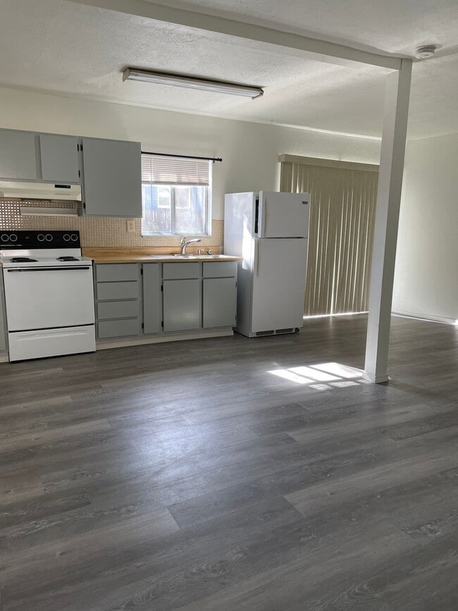 Building Photo - R543 Unit #B