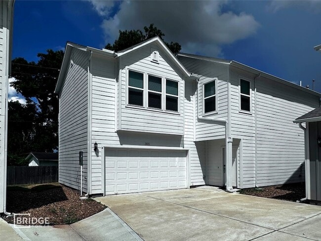 Building Photo - 305 Huisache St