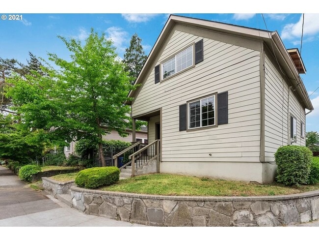 Photo - $2945/mo - 3 Bed/2 Bath Updated Home in the Heart of the Alberta Arts District!