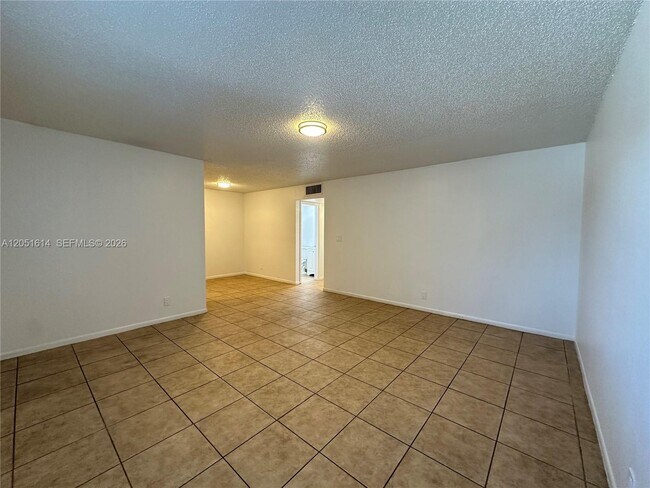 Photo - 1400 NE 56th St Unidad 306