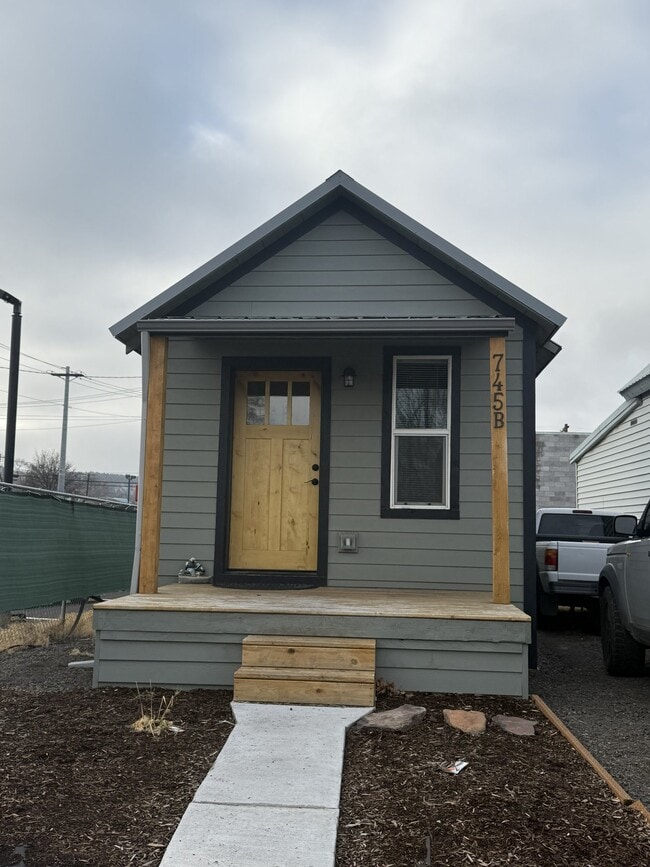 Photo - 745 NE Belknap St