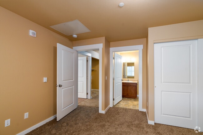2BR, 2BA - 1040SF - Bedroom