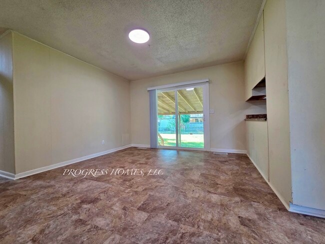 Photo - 327 Larkwood Dr SW