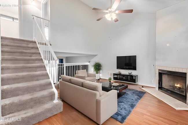Photo - 921 W University Dr