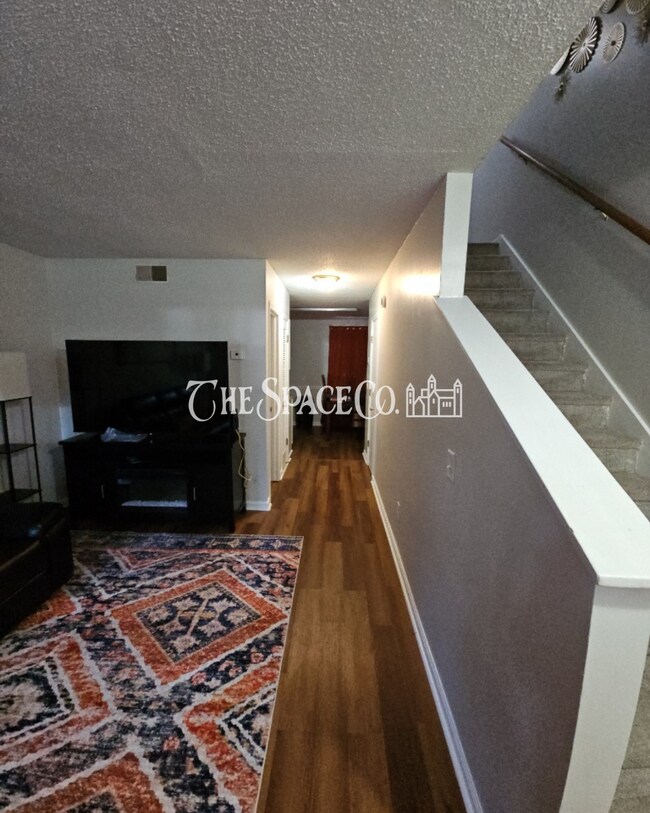 Furnished 2Br/ 1.5 BA -300 Crestview Drive Unit D