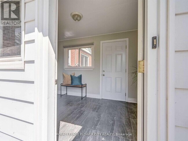 Photo - 5263 Trafalgar Rd