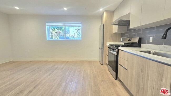 Photo - 1530 S Hayworth Ave Unit 101