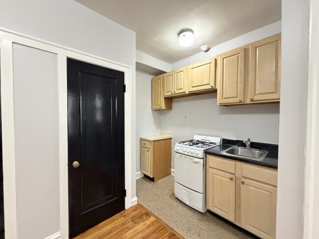 912 W Leland Ave Unit J01P